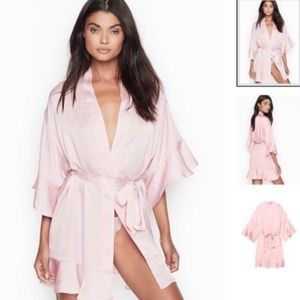 Victoria’s Secret flounce robe in light pink XS